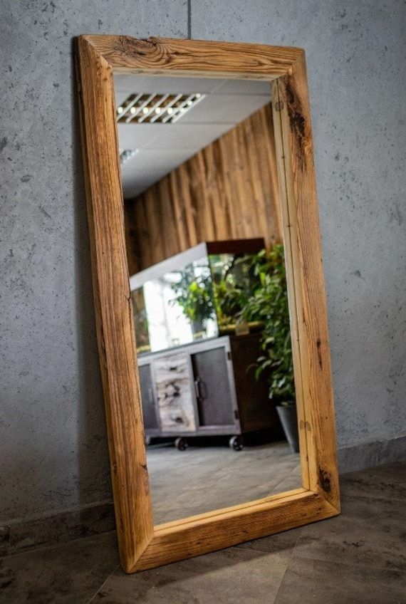Specchio con una cornice in legno vecchio stile loft retro