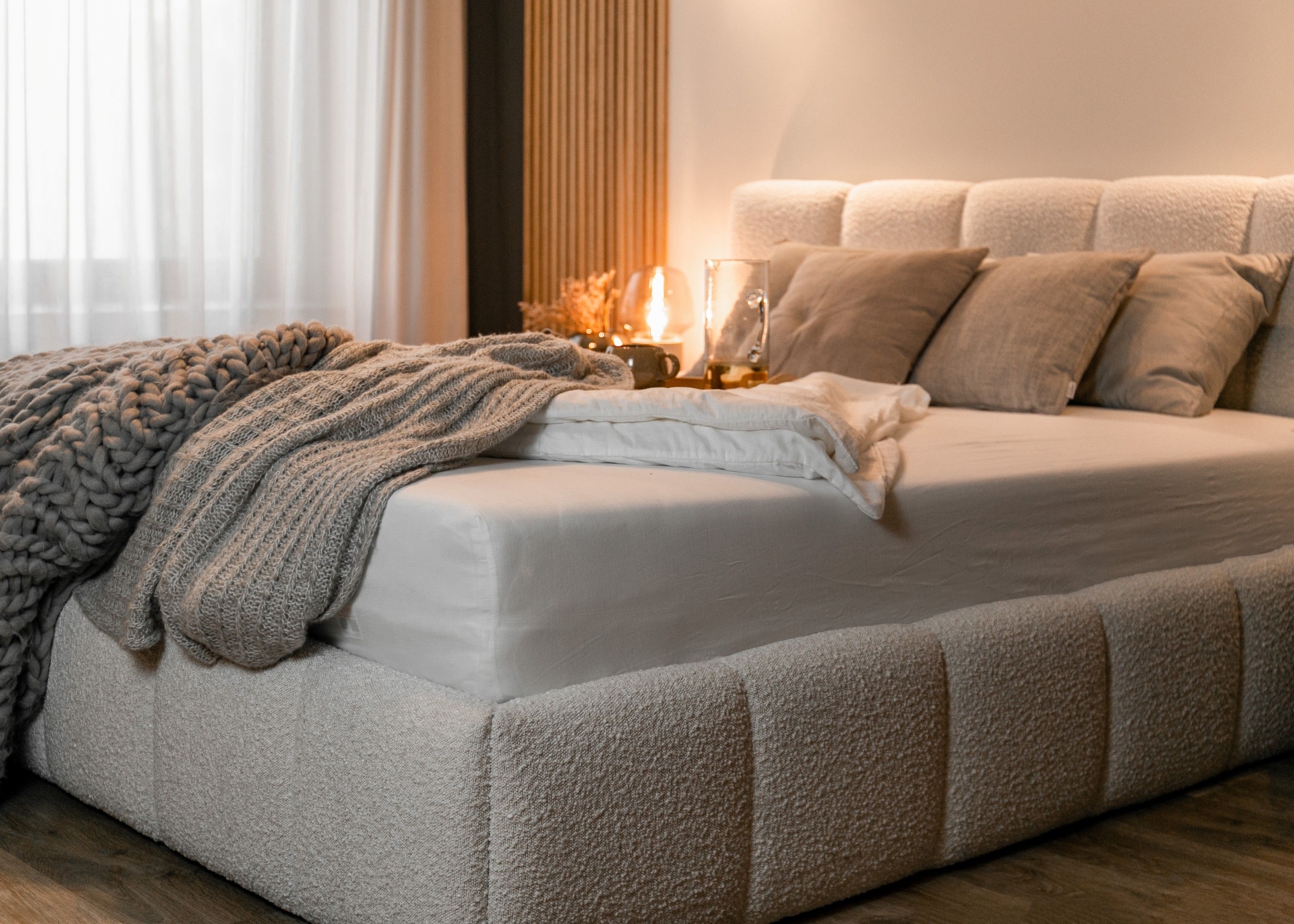 Bett mit Polsterrahmen CLOUDY
