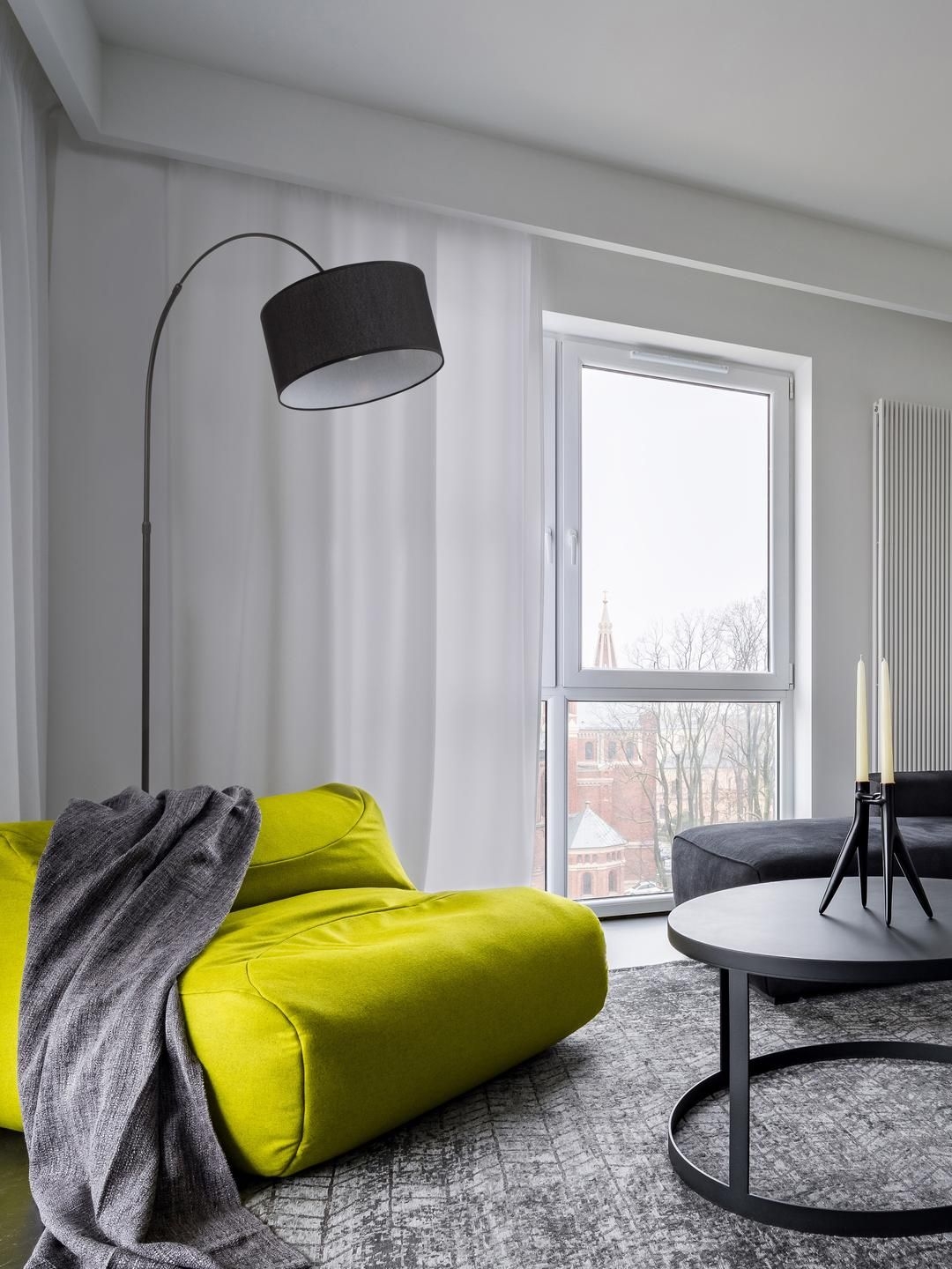 Bogenlampe Sama in Schwarz