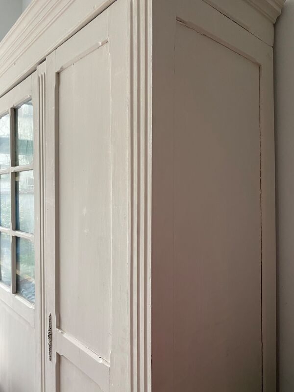 Armoire patine blanchie