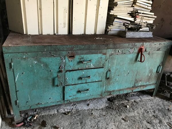 Ancien tabli industriel en mtal