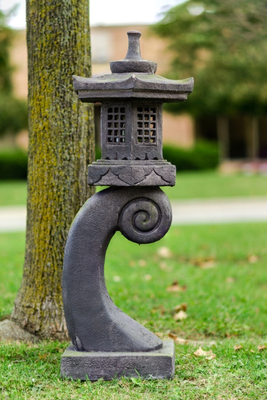 Ariyeh Weather Resistant Plastic Abstract Garden Art