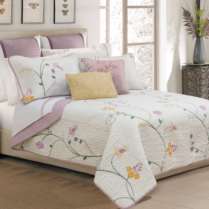 Alvarenga Traditional Floral Quilt Set