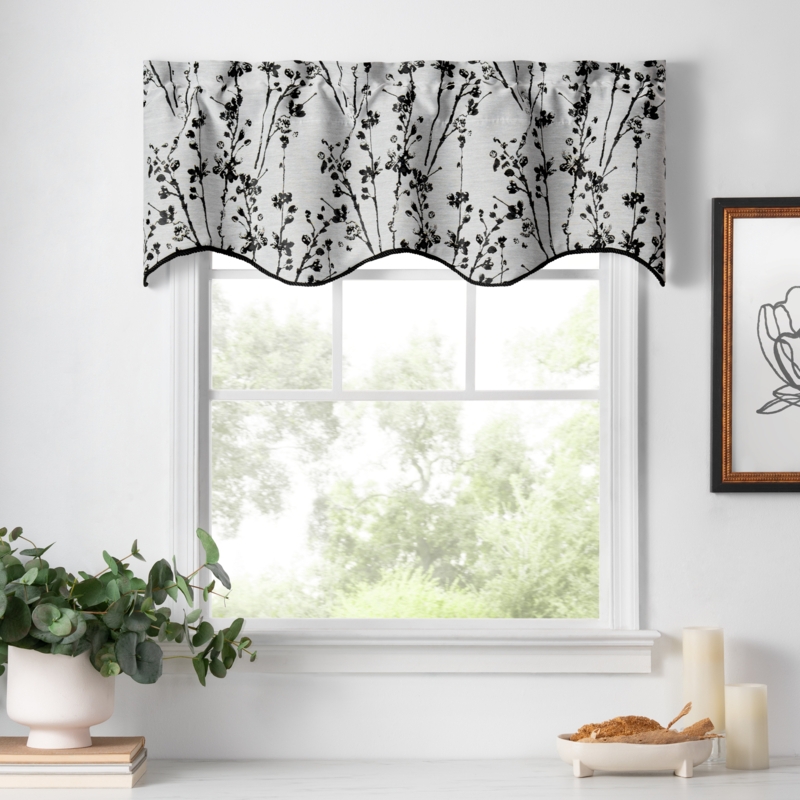 Mahtomedi Floral Scalloped 50'' W Window Valance