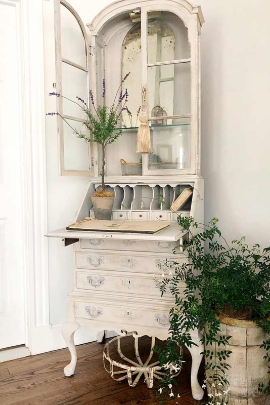 Charming Vintage Secretary Desk with Hutch Decor