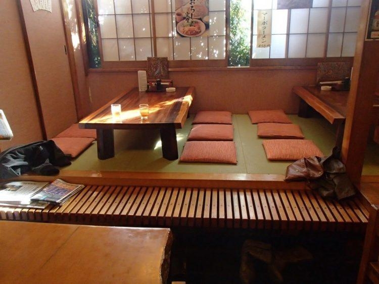 Cozy Traditional Japanese Low Dining Table Setup