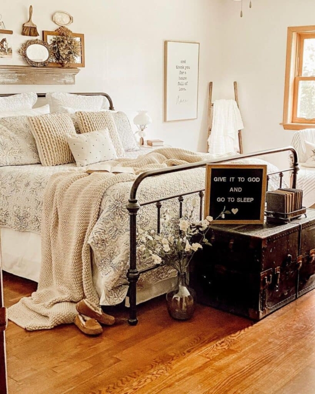 Cozy Vintage Spindle Bed Frame Bedroom Design