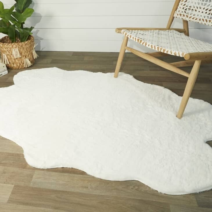 Cozy White Irregular Shaped Plush Living Room Rug