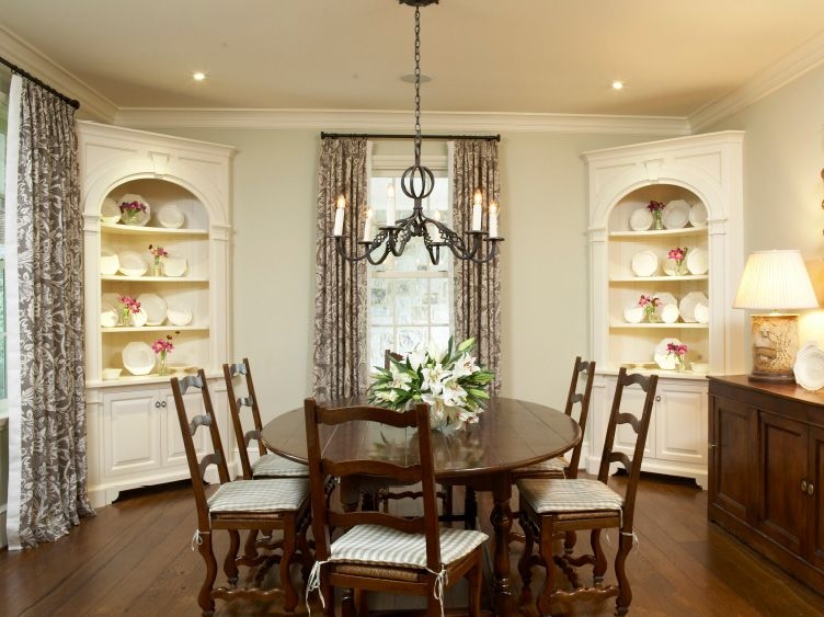 Elegant Cottage Dining Room with Rustic Wooden Table