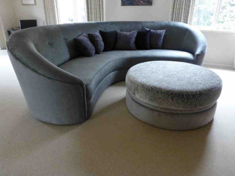 Elegant Curved Velvet Sofa for Small Living Rooms