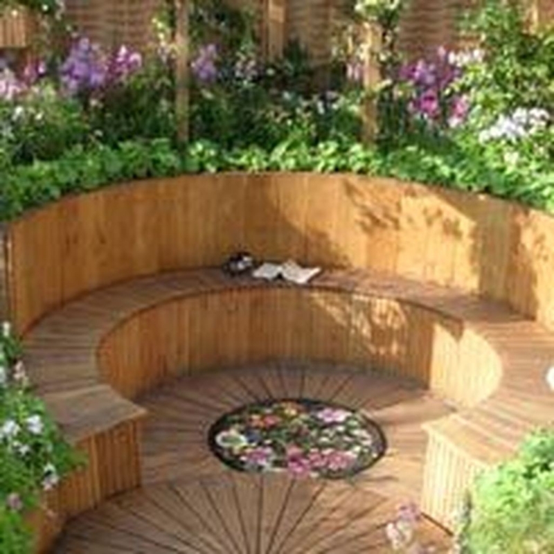 Elegant Curved Wooden Garden Bench Design