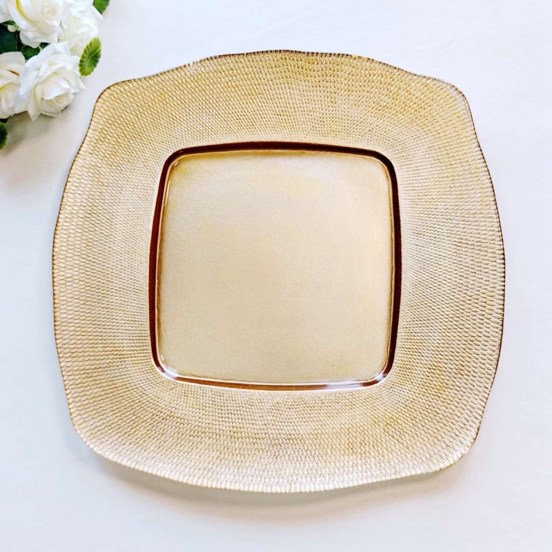Elegant Gold Square Charger Plates for Sophisticated Events
