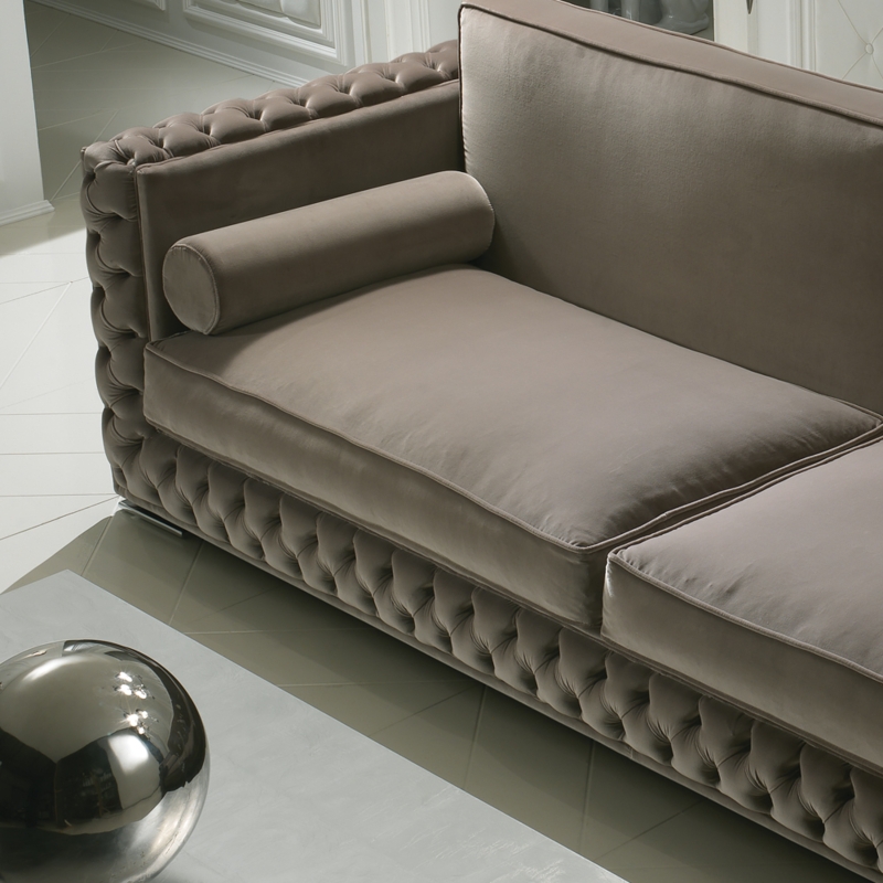 Elegant Italian Velvet Sofa with Chesterfield Detailing