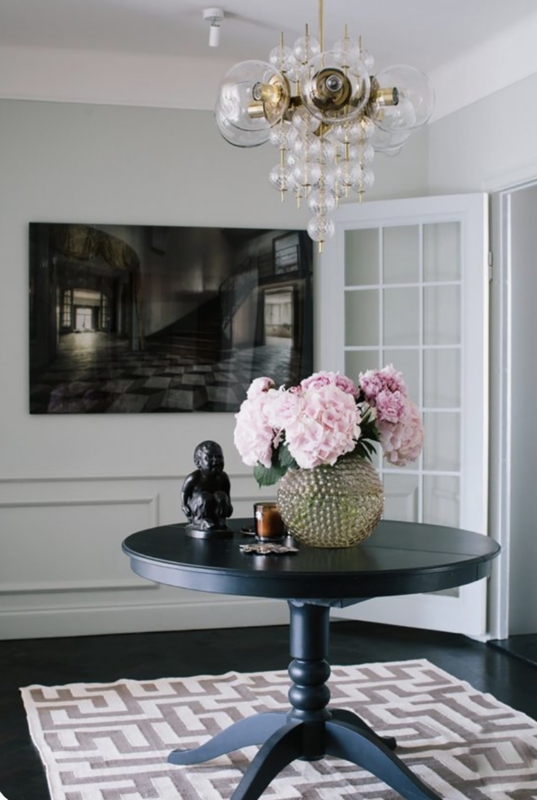 Elegant Round Entry Table with Floral Centerpiece