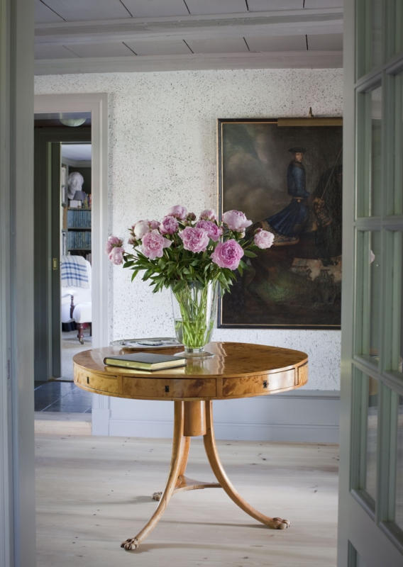 Elegant Round Wooden Foyer Entry Table with Flowers