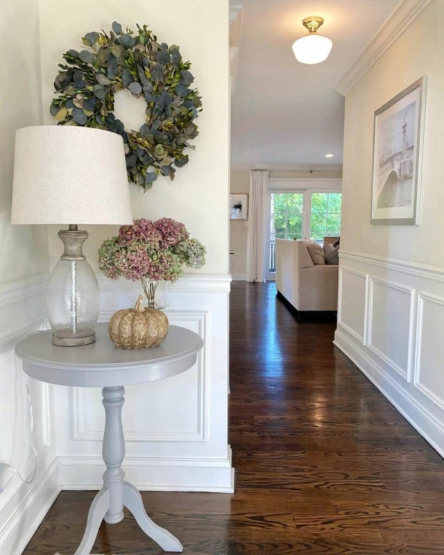 Gray Round Entryway Table with Decorative Accents