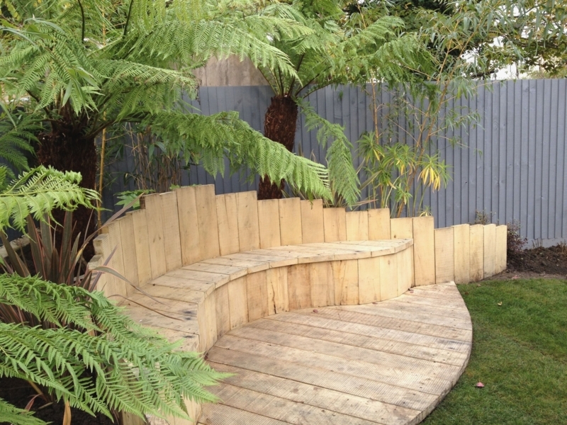 Natural Wood Curved Garden Bench Design