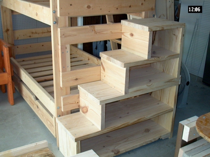 Space-Saving Wooden Bunk Bed Steps with Shelves