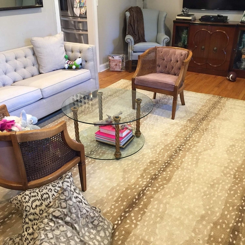 Traditional Antelope Pattern Area Rug in Living Room