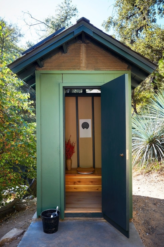 Charming Rustic Outdoor Bathroom Cabin Design