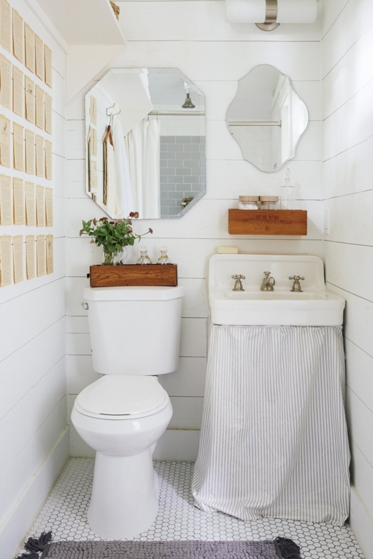 Charming Small Bathroom with Vintage Farmhouse Style