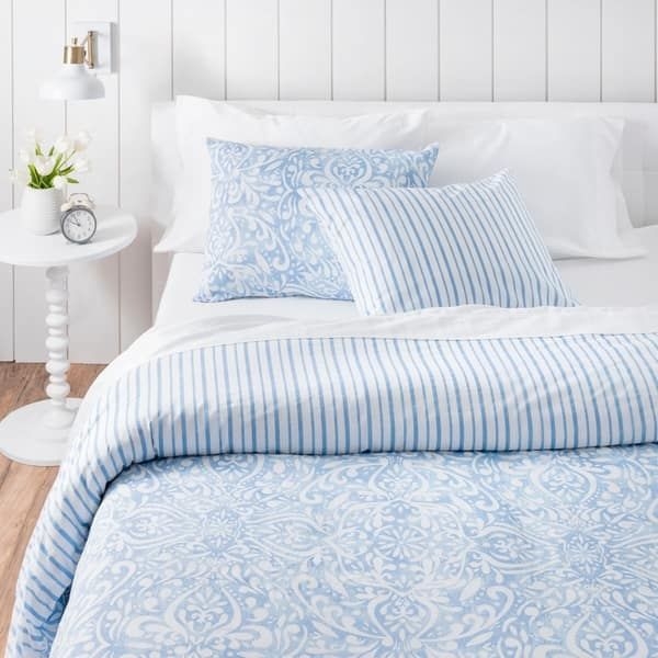 Cozy Blue and White Patterned Bedding Set
