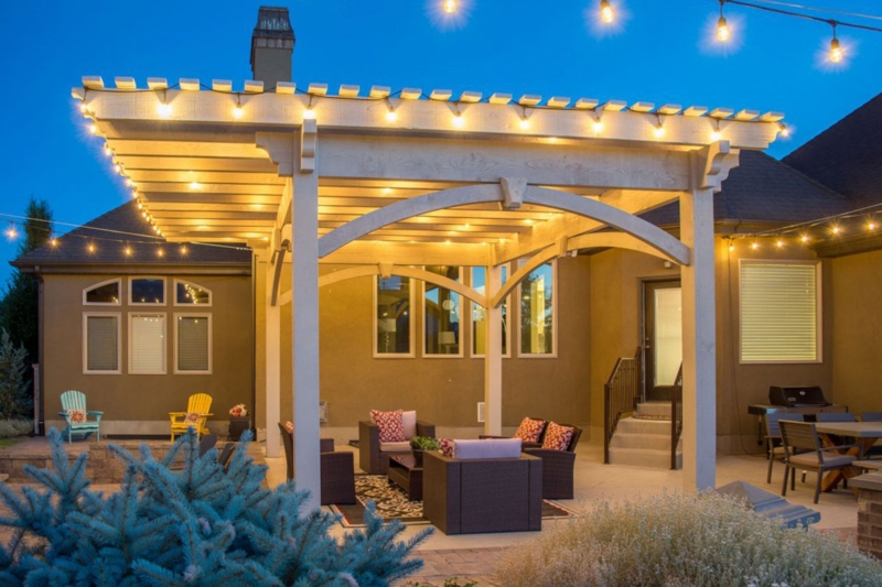 Elegant Cantilever Pergola with Cozy Outdoor Seating
