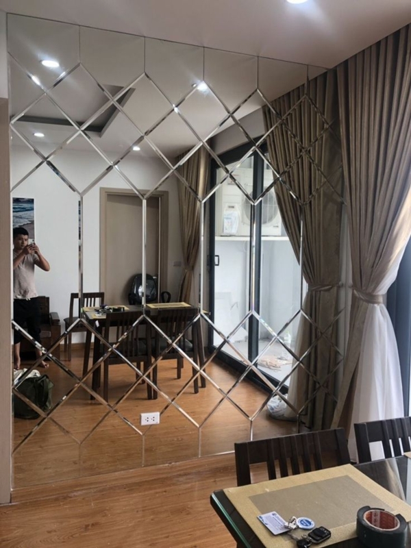 Elegant Diamond Pattern Wall Mirrors for Spacious Interiors