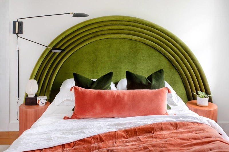 Elegant Green Round Headboard Bedroom Design