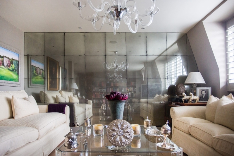 Elegant Living Room with Mirrored Wall Design