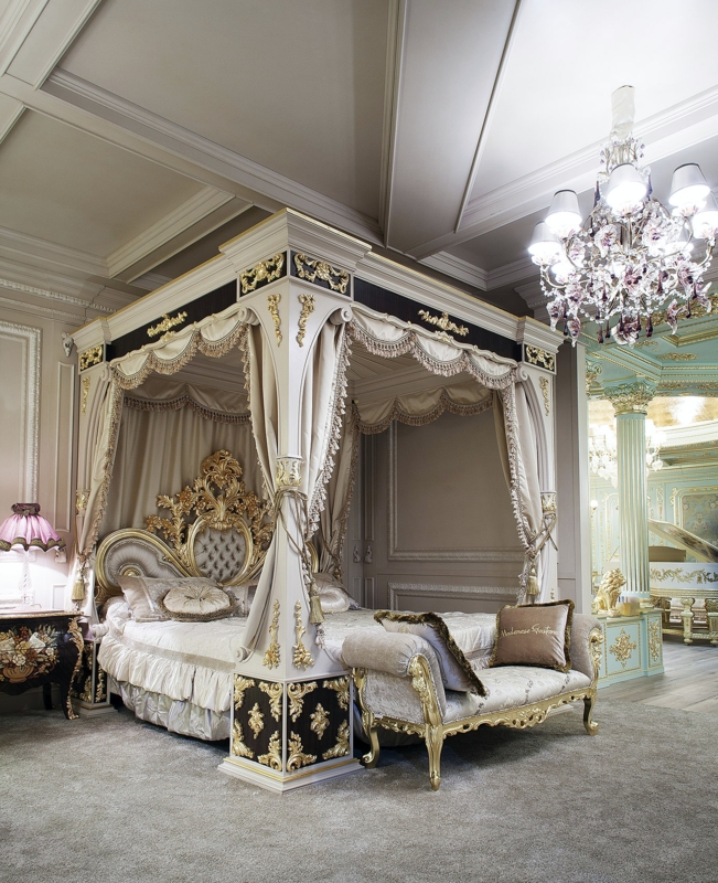 Luxury Classic Canopy Bedroom with Royal Decor