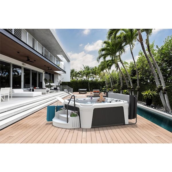 Modern Outdoor Hot Tub Oasis with Tropical Palm Trees