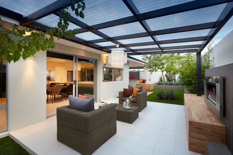 Modern Outdoor Patio with Polycarbonate Roof