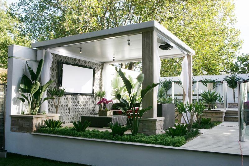 Modern Pergola with Polycarbonate Roof and Outdoor Seating