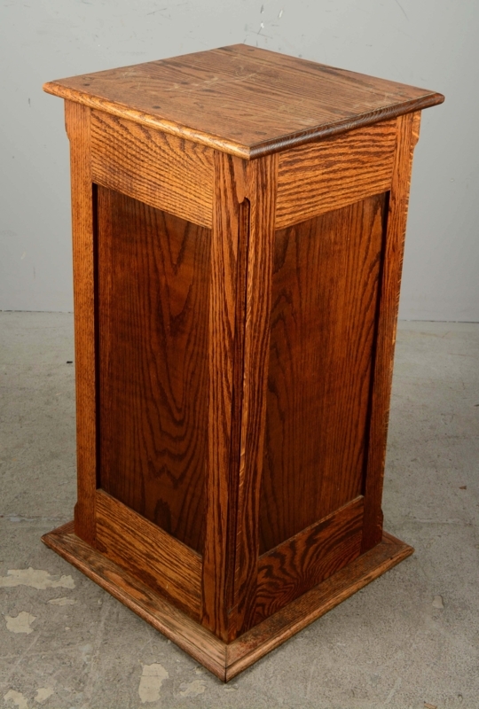 Classic Oak Slot Machine Stand with Vintage Charm