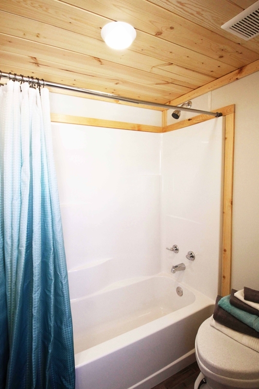 Compact Bathtub Design for Tiny House Bathrooms