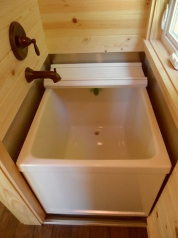 Compact Bathtub Design for Tiny House Bathrooms