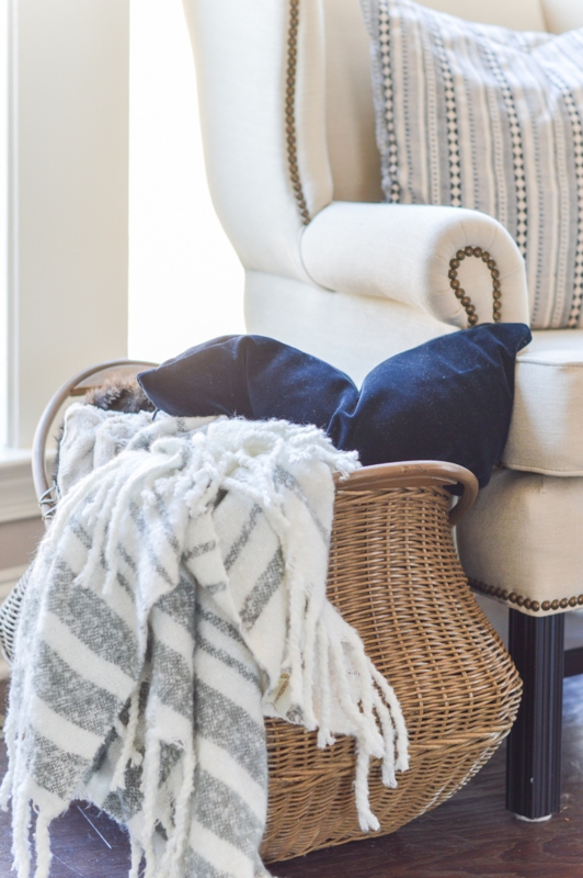 Cozy Living Room Basket Storage Ideas