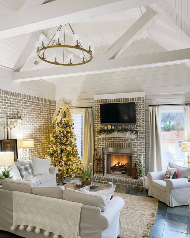 Cozy Living Room with Vaulted Ceiling Lighting