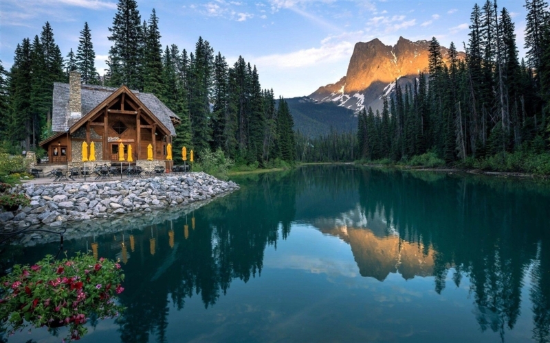 Cozy Mountain Cabin by Reflective Lakeside View