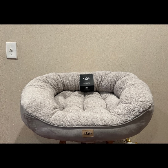 Cozy UGG Sherpa Dog Bed for Stylish Pets