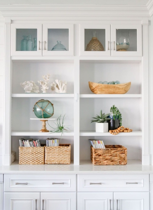 Elegant Coastal Bookshelf Decor Ideas with Natural Elements
