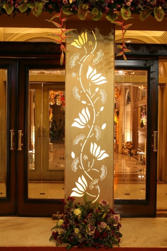 Elegant Floral Pillar Design for Home Entrance