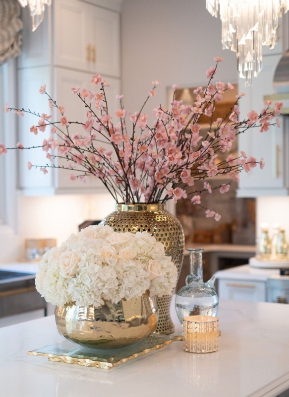 Elegant Gold Bowls with Floral Centerpieces
