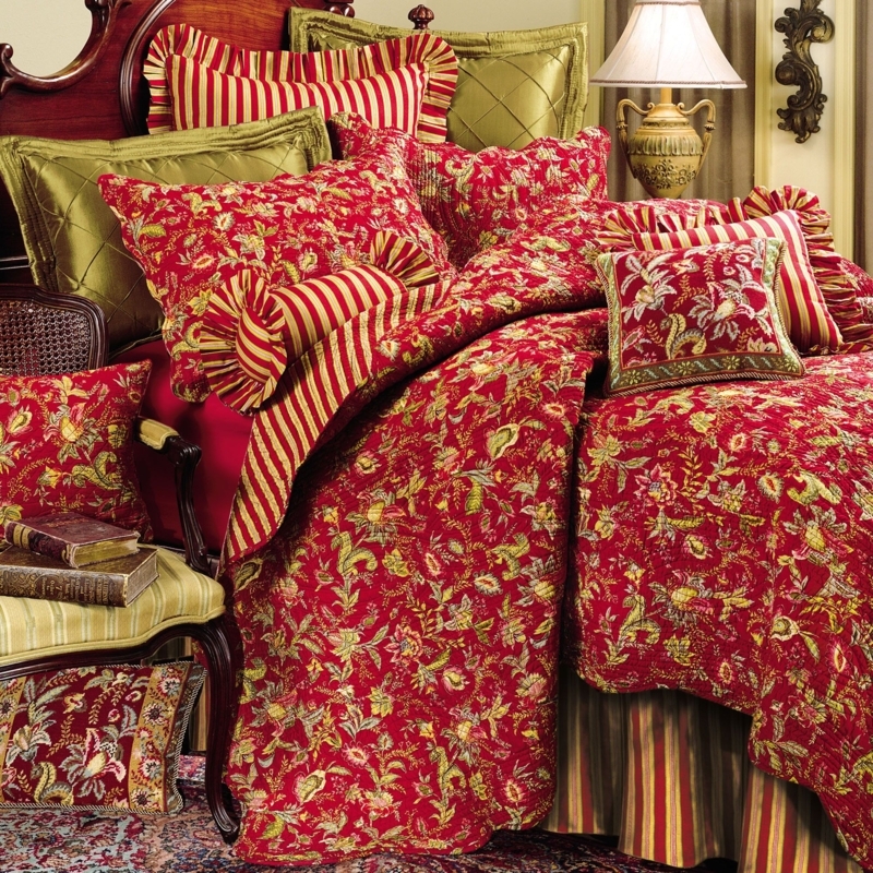 Elegant Red Floral Quilt and Pillow Set