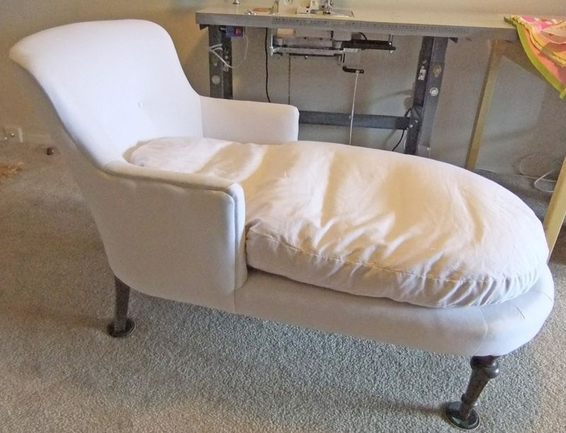 Elegant White Chaise Lounge with Slipcover