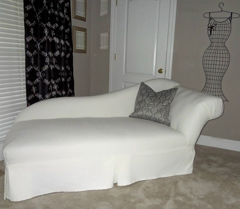 Elegant White Chaise Lounge with Slipcover