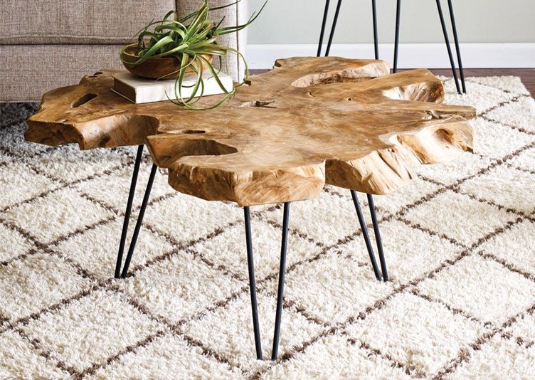 La table basse design Takara en bois est en forme de tronc d'arbre ...