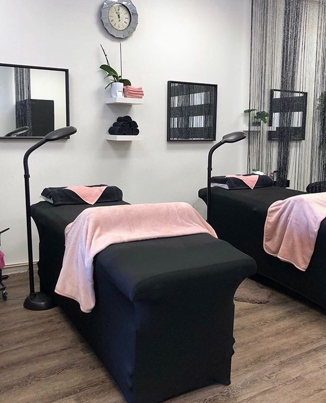 Modern Comfortable Lash Treatment Beds with Soft Decor