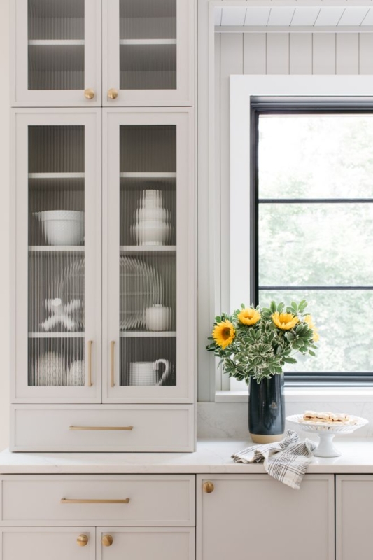 Modern Fluted Glass Kitchen Cabinets with Brass Handles